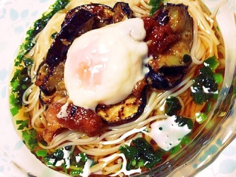 リメイク鶏唐揚げと茄子と温卵ぶっかけそうめん